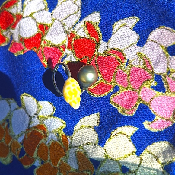 Hawai’i Mitre Shell and Tahitian Pearl Ring - Picture 2 of 2